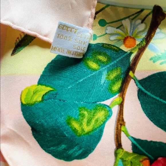 GUCCI silk scarf ~ VERY LOVELY print 💙❤️💜 - Picture 11 of 16